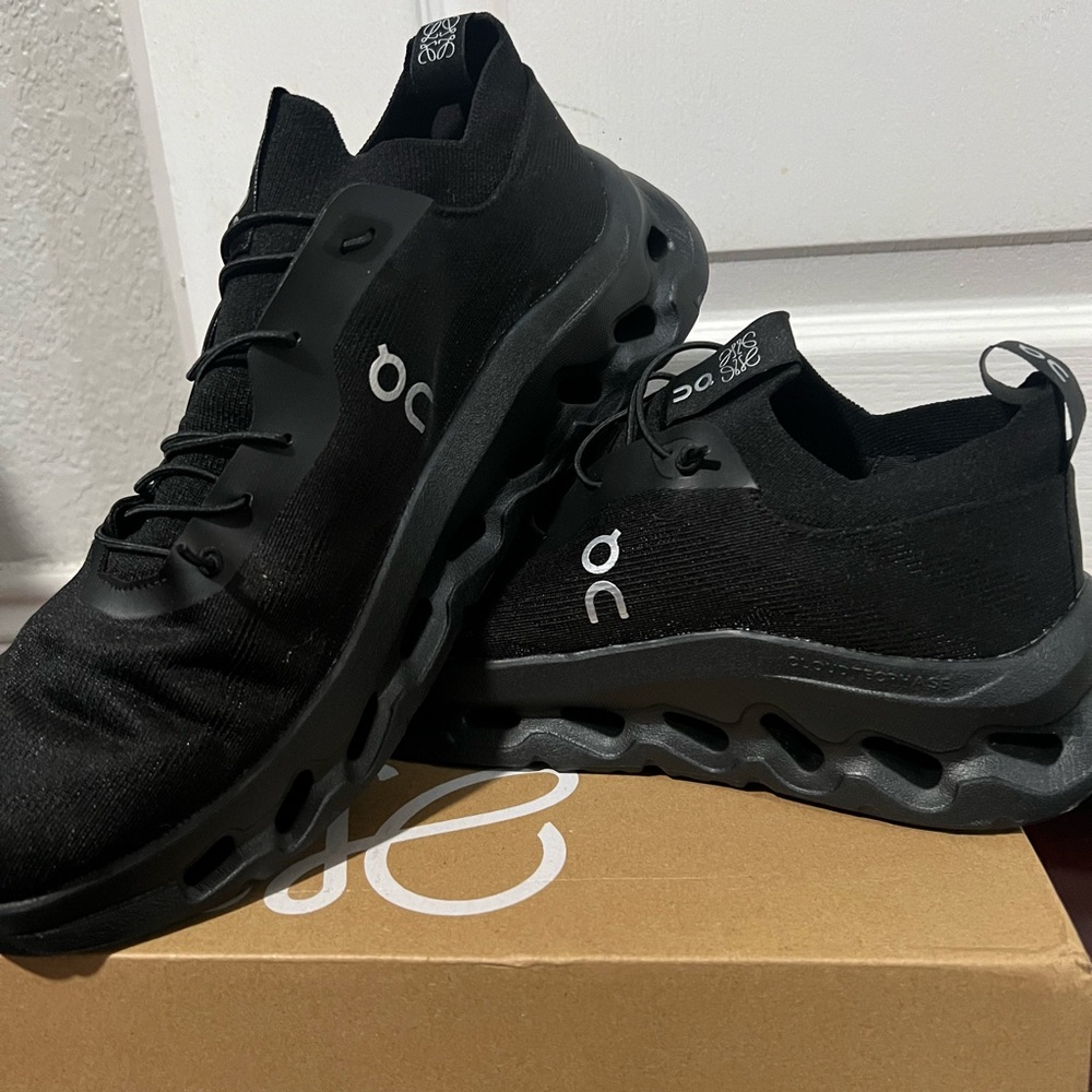 On Running Men's Black running shoes size 11.5